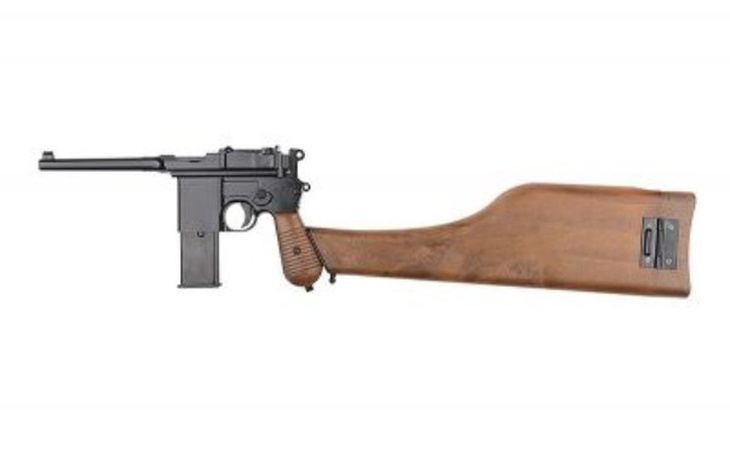 Pistolet z drewnianą kolbą na białym tle.