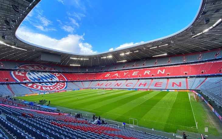 Widok na stadion Bayernu Monachium z trybun.