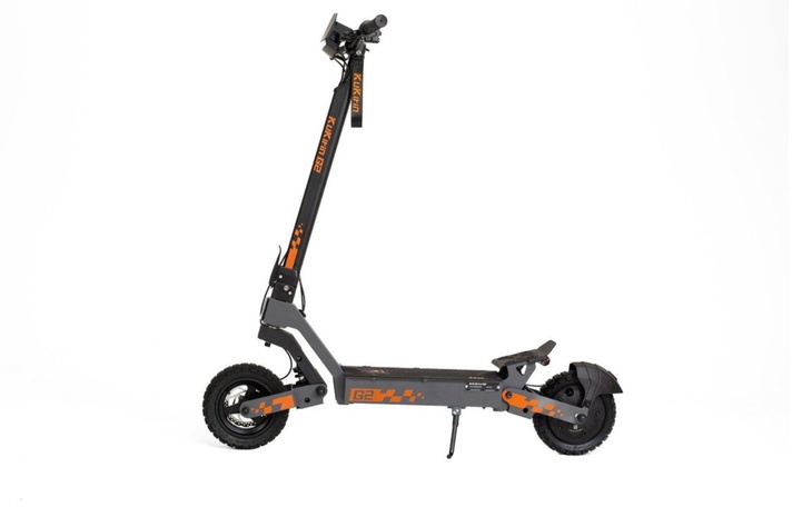 Nowoczesny skuter elektryczny w minimalistycznym stylu.