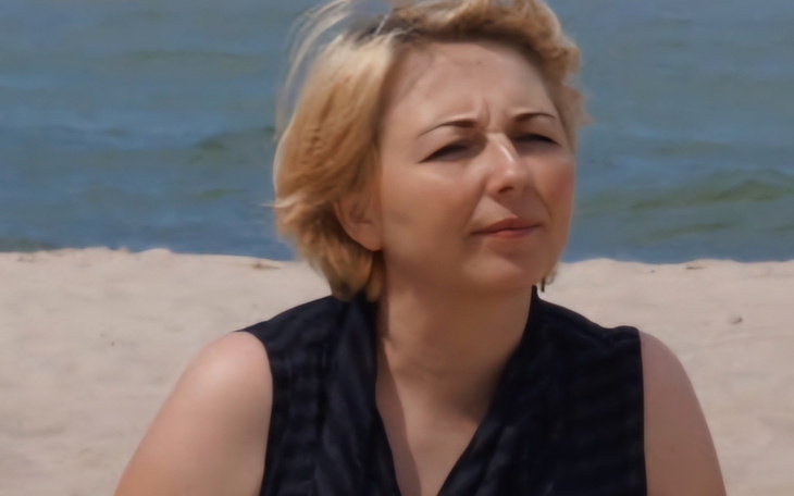 Kobieta na plaży, ciesząca się słońcem.