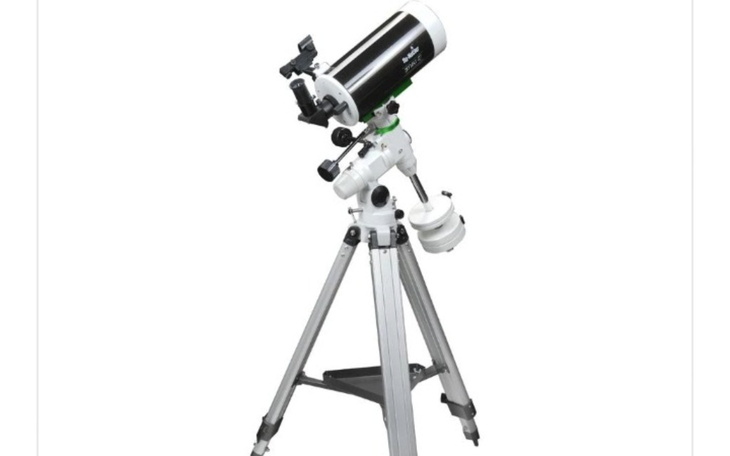 Teleskop na statywie, idealny do obserwacji nieba.
