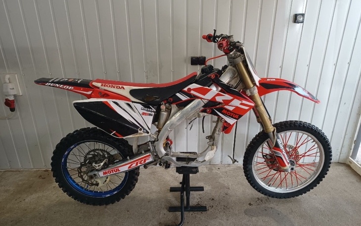 Motocykl crossowy w warsztacie.