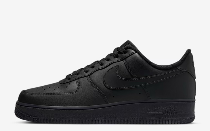 Czarne buty sportowe Nike Air Force 1.