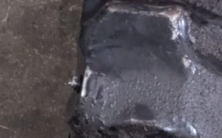 Widok na uszkodzoną część mechanizmu, pokrytą smarem.