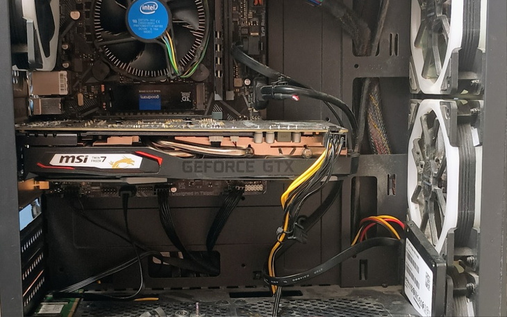 Wnętrze komputera z kartą graficzną GeForce GTX.