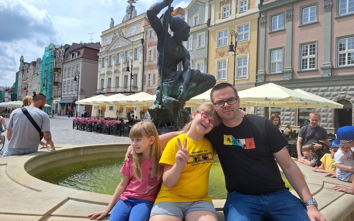 Rodzina na rynku, przy fontannie w mieście.