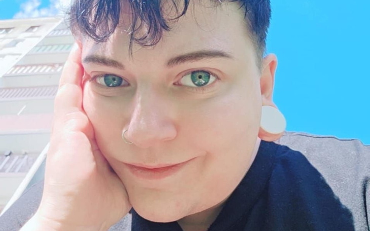 Kosz z napisem 'LOVE' w pastelowych kolorach.