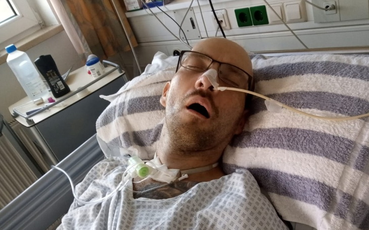 Mężczyzna leżący w szpitalu, podłączony do aparatury medycznej.