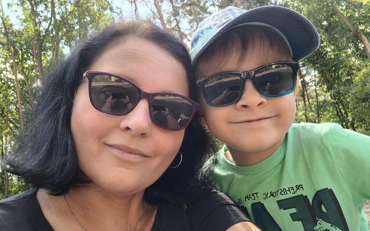 Mama z synem, oboje w okularach przeciwsłonecznych.