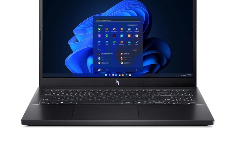 Laptop z systemem Windows 11 na ekranie.