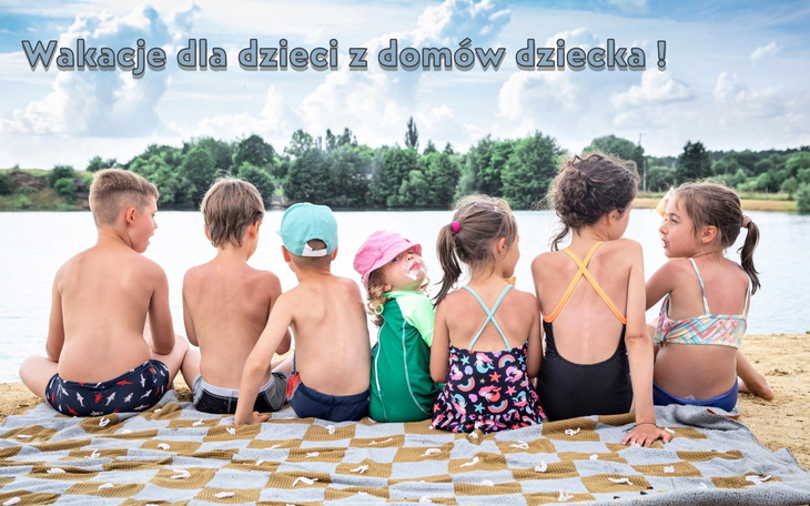 Dzieci siedzące na plaży, cieszące się wakacjami.