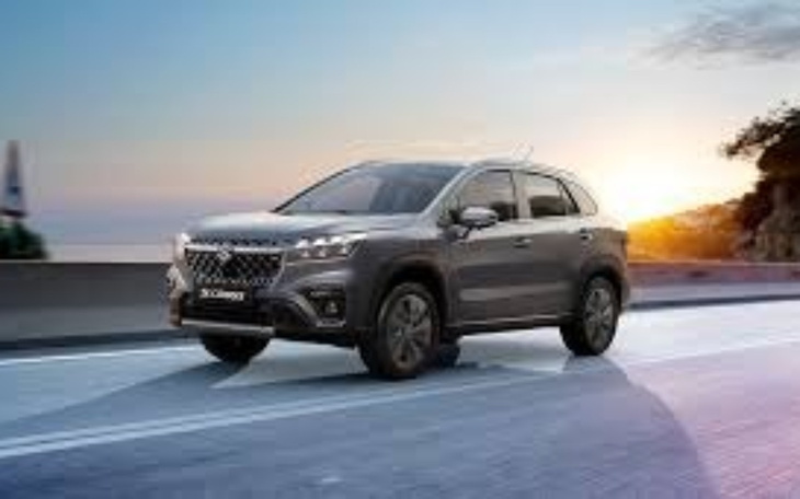 Nowoczesny SUV na drodze przy zachodzie słońca.