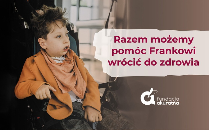 Chłopiec w wózku, z napisem o pomocy dla Franka.