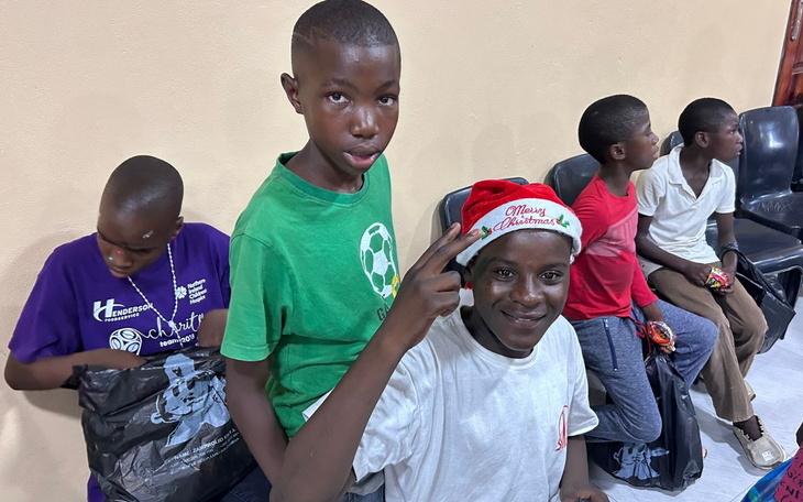 Dzieci w świątecznych czapkach, radosne chwile w grupie.