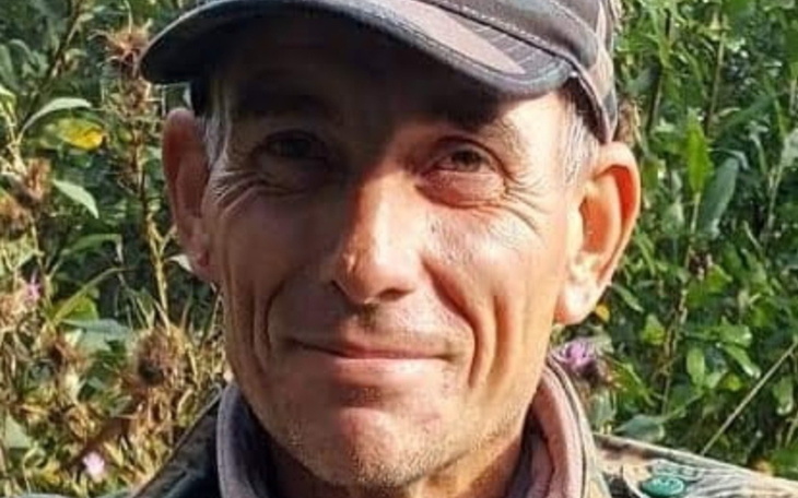 Mężczyzna w kapeluszu, uśmiechający się do kamery.