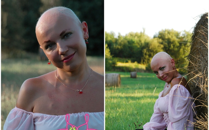 Portret kobiety w plenerze, uśmiechającej się w letnim słońcu.