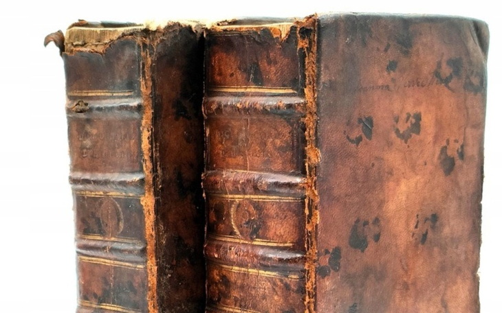 Stare książki w skórzanej oprawie, z widocznymi śladami użytkowania.
