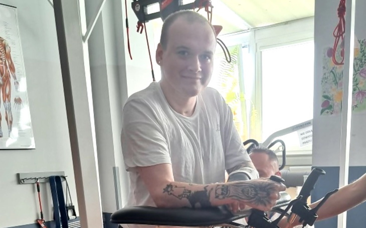 Mężczyzna na siłowni, uśmiechający się do kamery.