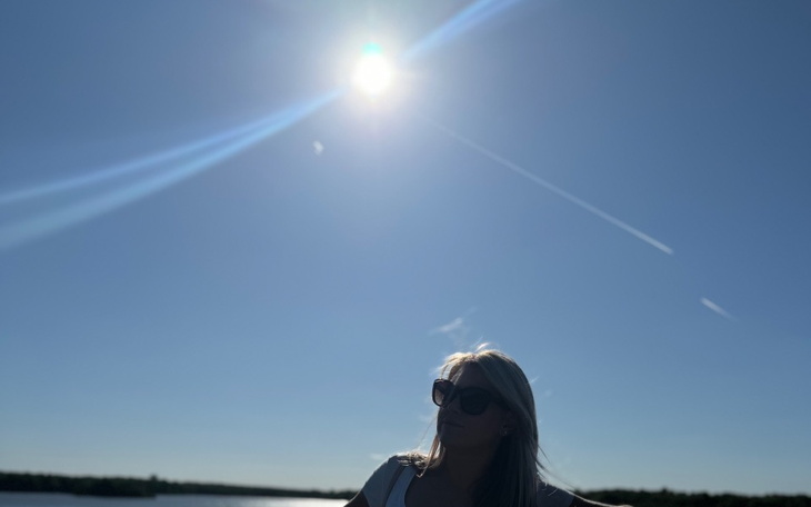 Kobieta w okularach przeciwsłonecznych, w słoneczny dzień.