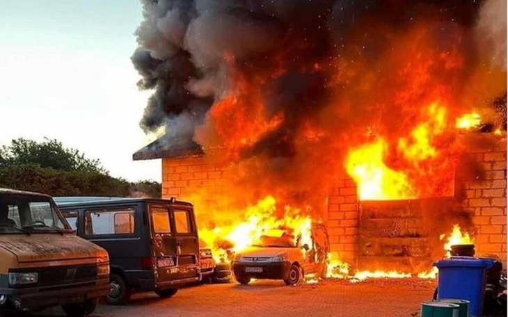 Pożar budynku z intensywnym dymem i płomieniami.