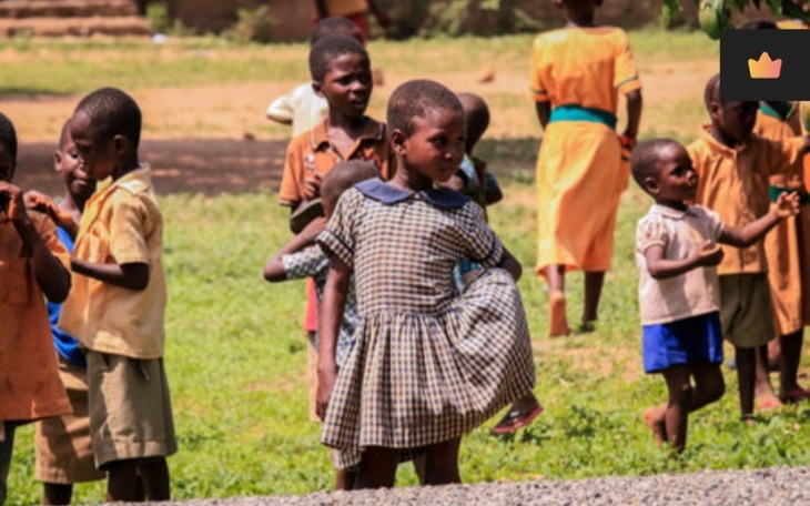 Dzieci bawiące się na zielonej łące, radosne chwile.