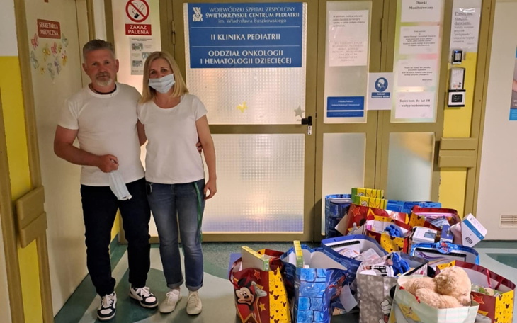 Para ludzi w szpitalu z darami dla dzieci.