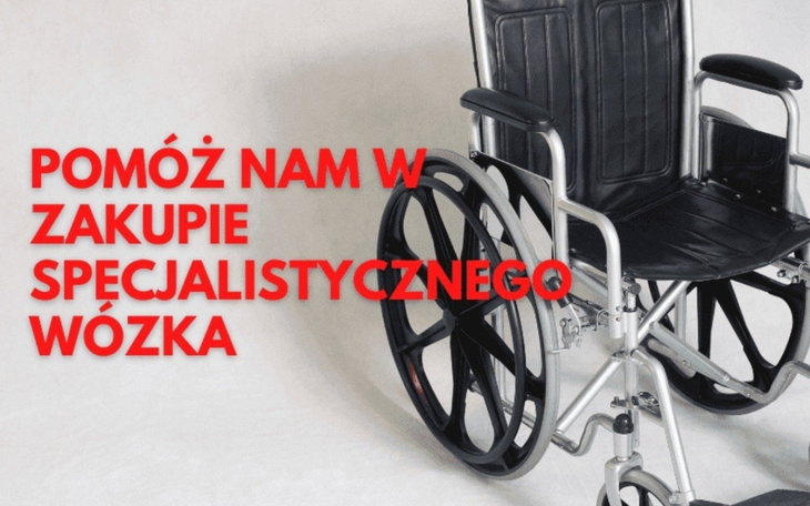 Wózek inwalidzki z napisem o zbiórce na jego zakup.