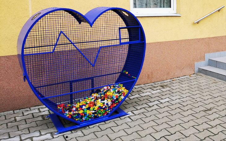 Serce z plastikowych nakrętek, symbol zbiórki.