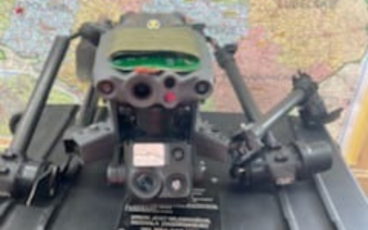 Sprzęt wojskowy, używany w operacjach.