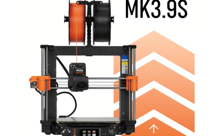 Drukarka 3D Prusa MK3.9S z nawiniętymi szpulami filamentów.