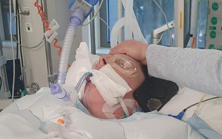 Osoba w szpitalu z respiratorem, bliska opieka.