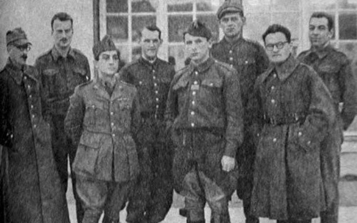 Grupa żołnierzy w mundurach, historyczne zdjęcie.