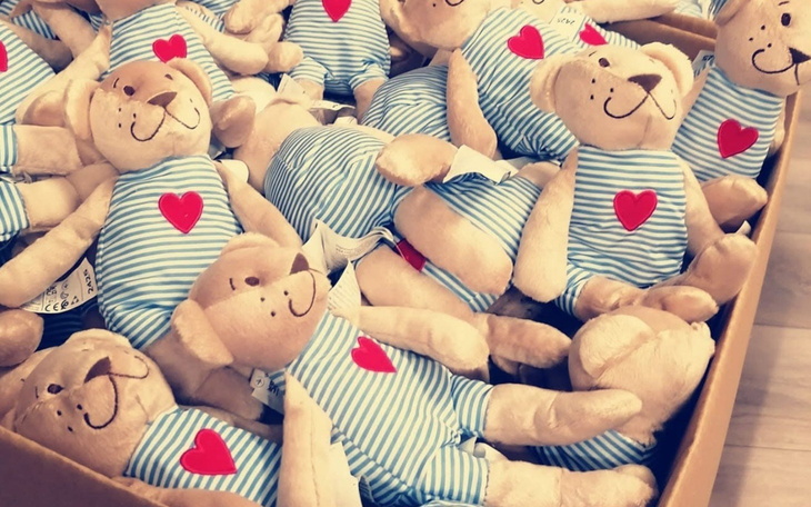 Zabawki w kształcie misiów, gotowe do rozdania dzieciom.