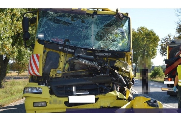 Zniszczony samochód ciężarowy po wypadku drogowym.