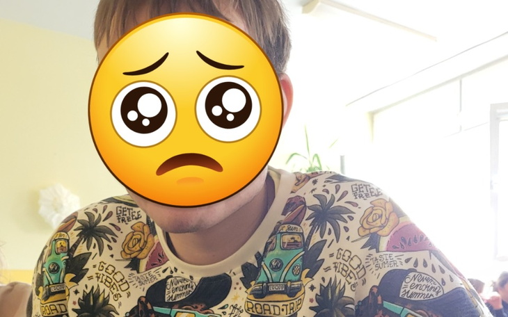 Młody mężczyzna z wyrazem smutku na twarzy.