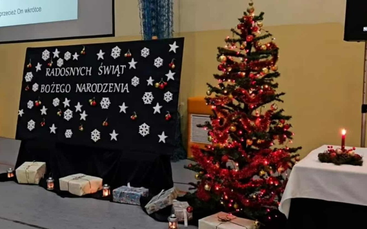 Dekoracje świąteczne z choinką i prezentami.