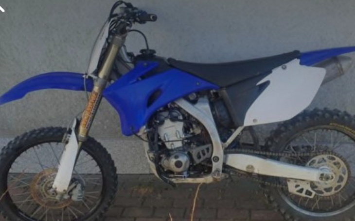Motocykl terenowy, gotowy do jazdy po trudnym terenie.