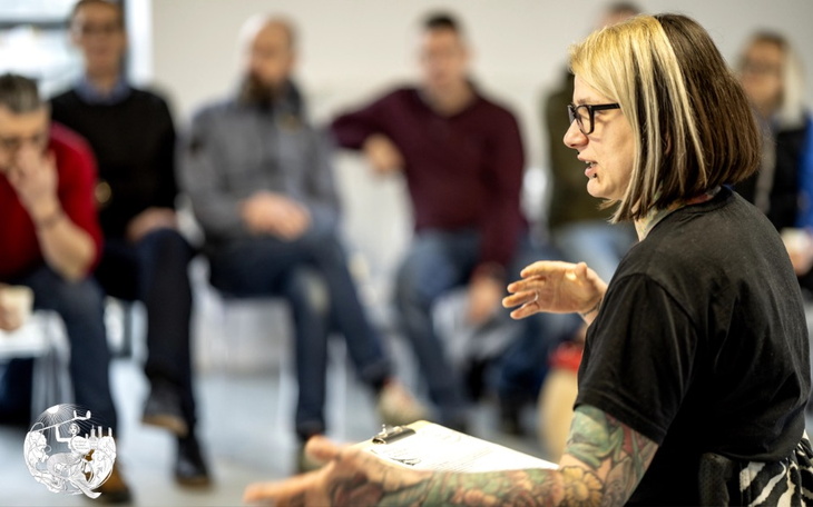 Spotkanie grupowe z osobą prowadzącą dyskusję.