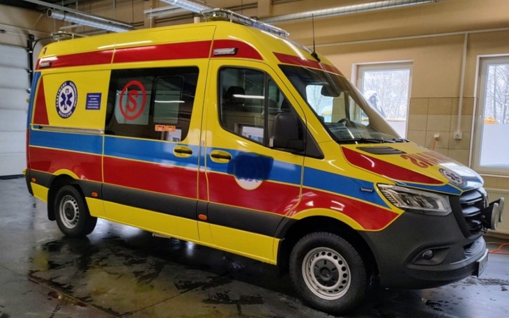 Karetka pogotowia w kolorach czerwonym i niebieskim.