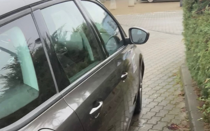 Samochód zaparkowany na chodniku, z widokiem na otoczenie.