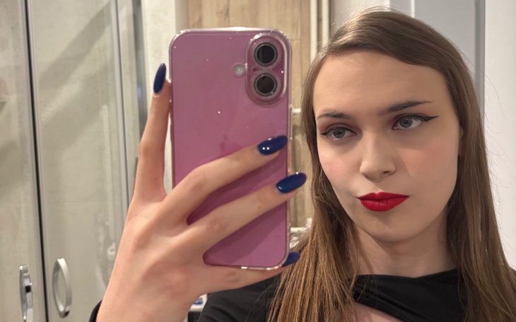 Młoda kobieta robiąca selfie z wyrazistym makijażem.