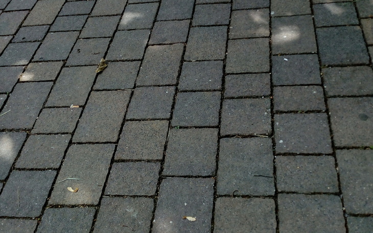 Widok na ułożone kostki brukowe na chodniku.