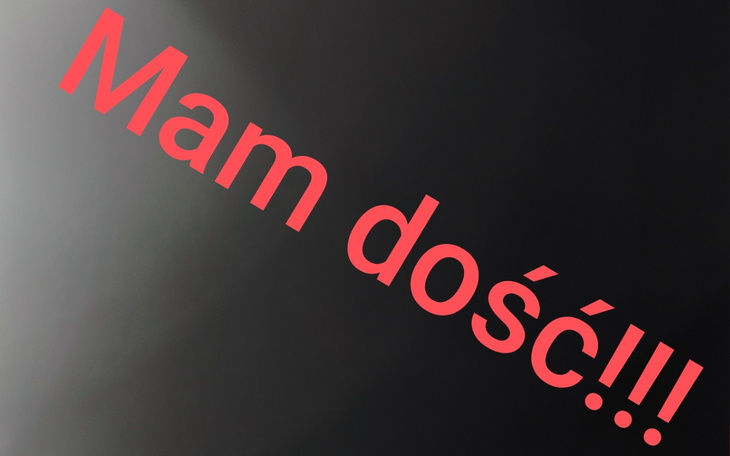 Czarny ekran z napisem 'Mam dość!!!' w intensywnym kolorze.