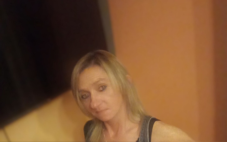 Rozmyte zdjęcie kobiety w pomarańczowym tle.