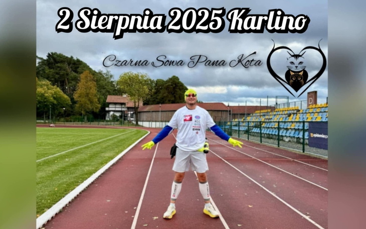 Mężczyzna na bieżni, uśmiechnięty, w koszulce z logo wydarzenia.