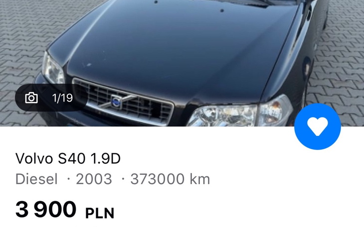 Czarny samochód Volvo S40 1.9D na parkingu.