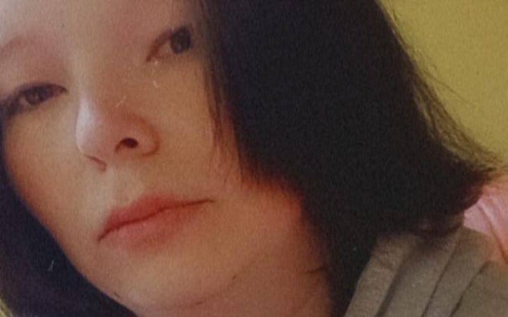 Kobieta z krótkimi włosami, patrząca w kamerę.