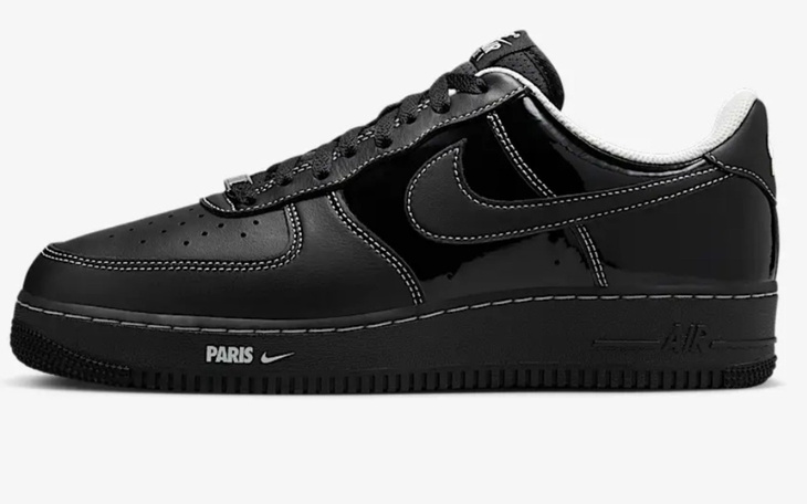 Czarne buty Nike Air Force 1 na białym tle.