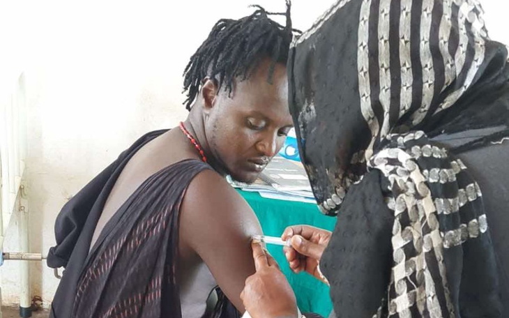 Mężczyzna otrzymujący szczepionkę w ośrodku zdrowia.