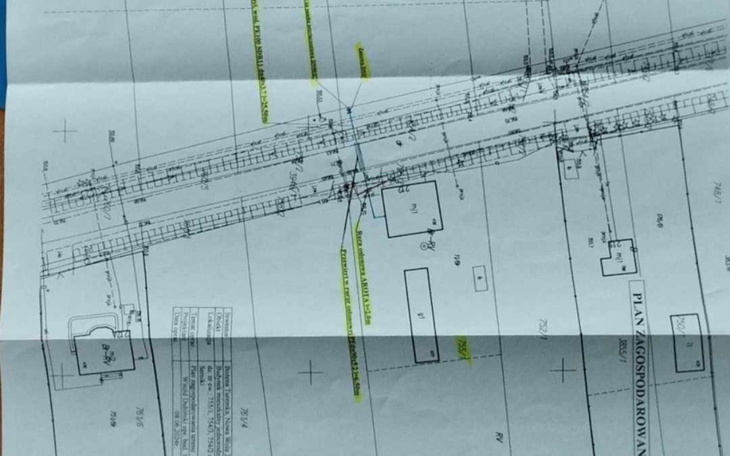 Plan budowy z zaznaczonymi liniami i punktami.